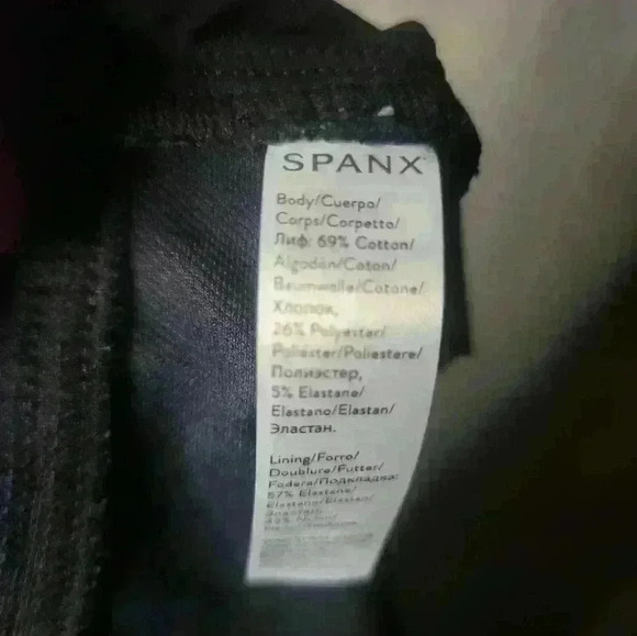 Womens Spanx Dark wash Capris. SIZE MEDUIM. - Picture 4 of 6